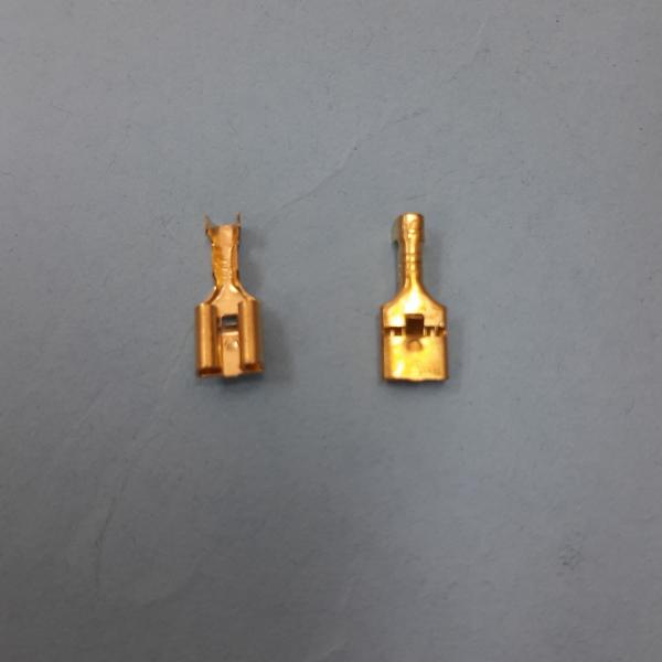 TERMINAL HEMBRA  MEDIANA CON SEGURO SIN FORRO DORADA  292 / 1090994