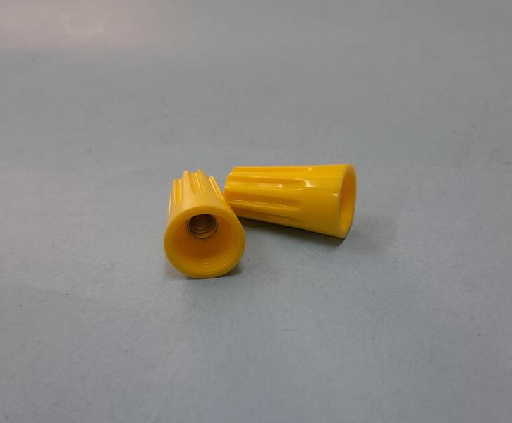 CONECTOR ROSCA PARA CABLE 18-10 T-260 / 4400922 AMARILLA