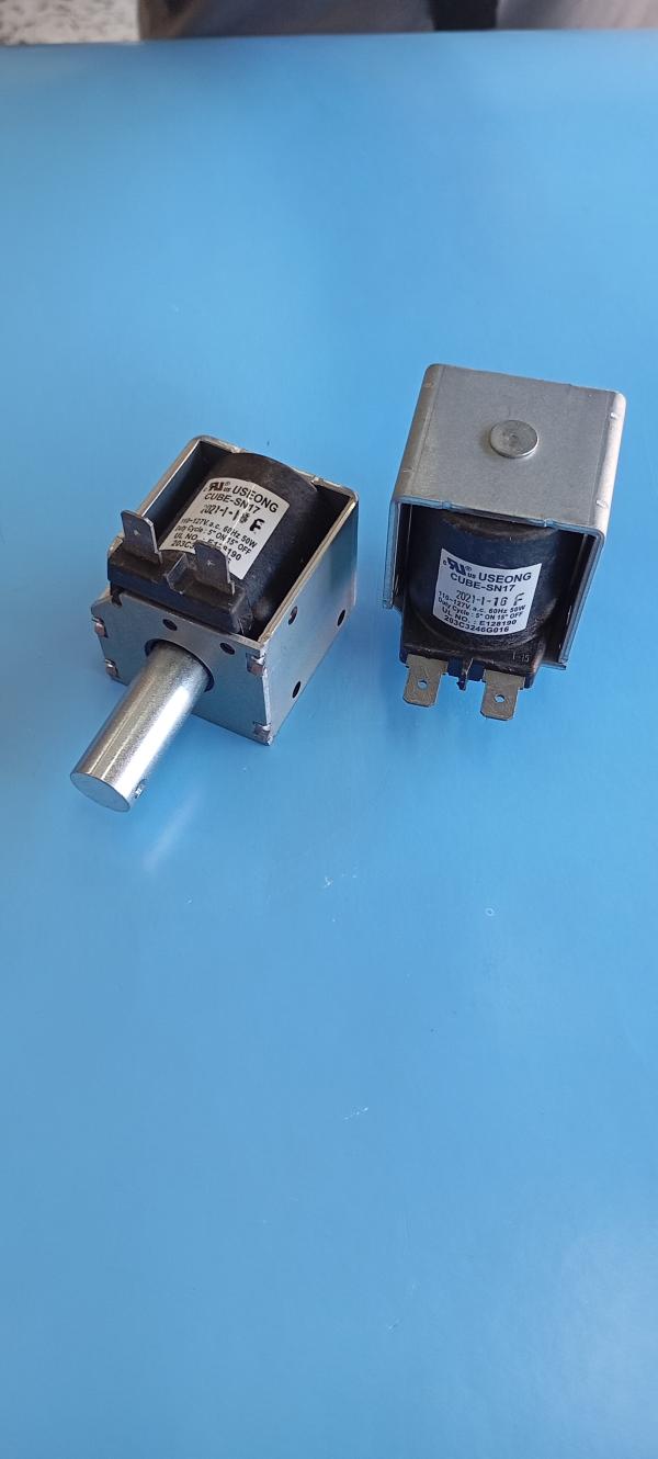 SELENOIDE Y BRAZO  DISPENZADOR REFRI GE / MABE 203C3246G001 / WR01F01783